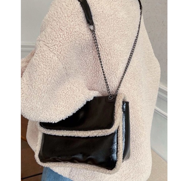 Luxe Vegan Leather Chain Strap Teddy Trim Shoulder Bag - Picture 4 of 8